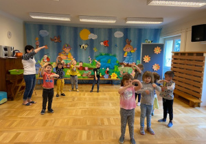 dzieci tańczą na sali gimnastycznej